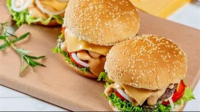 طريقة تحضير البرجر بحشو الجبن في المنزل بخطوات سهلة ومكونات بسيطة