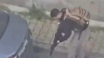 لقطات نادرة تكشف أحد مهاجمي القنصلية الإسرائيلية في إسطنبول وهو يملأ بندقيته بالرصاص