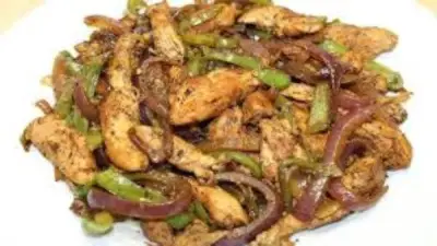 طريقة عمل الفراخ بالبصل في الطاسة: وصفة سهلة تمنحك طعم المطاعم في منزلك