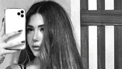 بالحمالات السوداء.. سارة سلامة تثير الجدل بإطلالتها الأنثوية المميزة