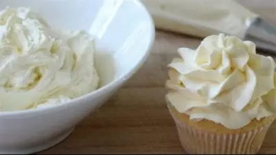 طريقة تحضير كريمة الزبدة لتزيين الحلويات والمخبوزات بسهولة في المنزل