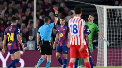 برشلونة يواجه حكمه المثير للجدل في قمة أوروبية نارية أمام أتلتيكو مدريد