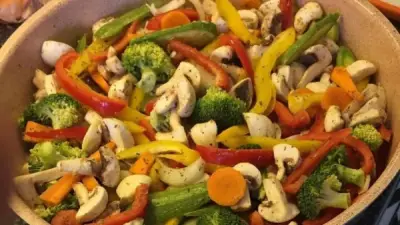 طريقة تحضير خضار مشوي بالثوم والأعشاب البرية لوجبة صحية ولذيذة