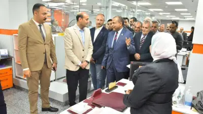 محافظ أسيوط يتفقد مركز الخدمات المتكاملة بالغرفة التجارية لتعزيز الاستثمار