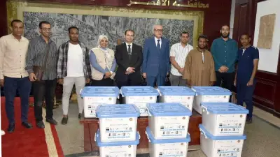 محافظ الأقصر يسلم حقائب معدات صيانة المحمول للشباب المتميزين لتعزيز ريادة الأعمال