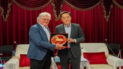 حسين فهمي يوقع شراكة بين مهرجان القاهرة السينمائي ومجموعة الصين للإعلام