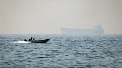 وزير إماراتي يعلن: مضيق هرمز تحت سيطرة مسلحة ويخضع لشروط تحكمية