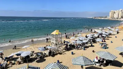 شاطئ ستانلي يتصدر الإقبال في الإسكندرية قبل شم النسيم رغم اضطراب البحر