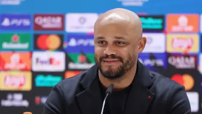 لاعبو بايرن ميونخ ينظمون احتفالاً مفاجئاً للمدرب كومباني بعد فوزهم على ريال مدريد