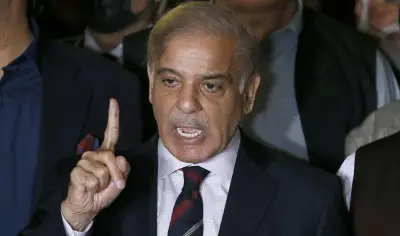 إيران وباكستان تبحثان تعزيز العلاقات الثنائية في لقاء دبلوماسي هام