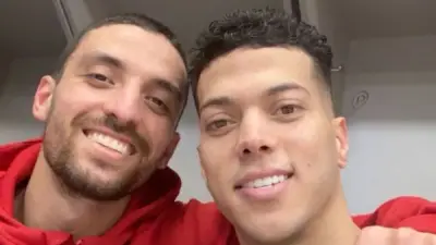 إمام عاشور يهنئ طاهر محمد طاهر بهدفه الحاسم في فوز الأهلي على سموحة