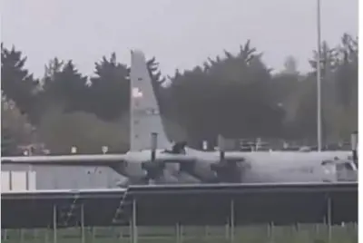 رجل يستخدم فأساً لتخريب طائرة أمريكية في أيرلندا.. تفاصيل الحادث الغريب