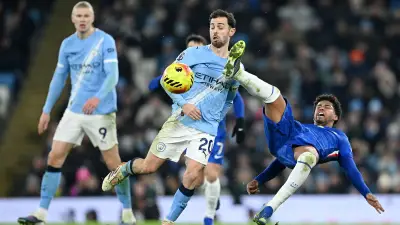 مانشستر سيتي يهدد تشيلسي بكابوس التسعينات في قمة الدوري الإنجليزي