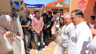 نجيب ساويرس يتفقد معرض «ديارنا الجونة» ويشيد بجودة المنتجات التراثية