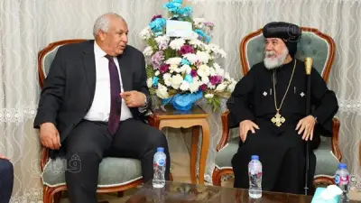 محافظ مطروح يهنئ الأنبا كاراس بعيد القيامة في كنيسة الشهيدين بمرسى مطروح