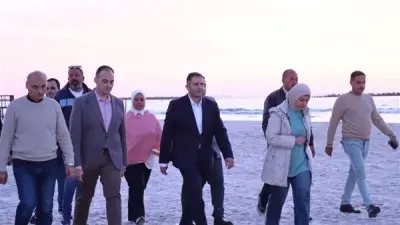محافظ دمياط يشدد الرقابة على شواطئ رأس البر لمنع نزول البحر مع استمرار التجهيزات