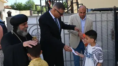 محافظ جنوب سيناء يوزع العيديات على الأطفال في كنيسة شرم الشيخ في لمسة إنسانية