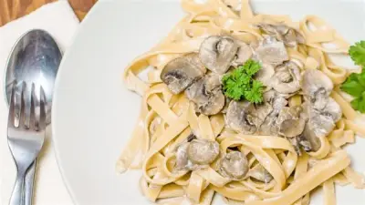 طريقة تحضير المكرونة بالمشروم والكريمة: وصفة شهية تجمع بين البساطة والطعم الغني