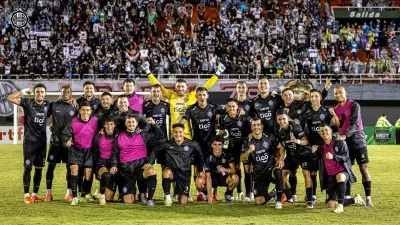 هدف كوميدي في دوري باراجواي: وجه المهاجم يسجل بعد ارتداد الكرة من الحارس