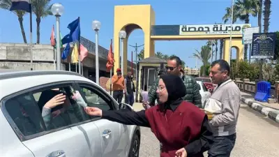 استقبال بالورود والشوكولاتة.. أجواء احتفالية تزين جمصة في شم النسيم