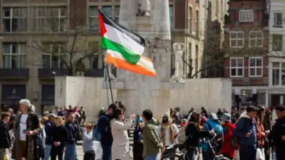 أمستردام تخلد ذكرى أطفال وصحفيي غزة بفعالية رمزية مؤثرة في ساحة دام