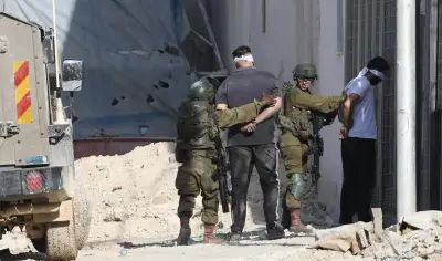 قوات الاحتلال تعتقل فلسطينيين في بلدة العيزرية شرق القدس