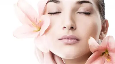 روتين إنعاش البشرة بعد يوم طويل: خطوات بسيطة لاستعادة النضارة والحيوية