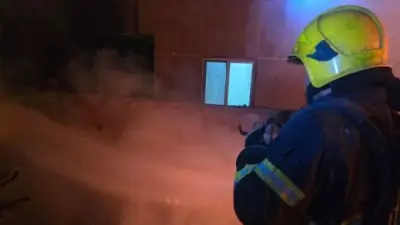 تحقيقات مكثفة في حريق مخلفات خشبية أعلى عقار سكني بدار السلام بالقاهرة