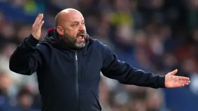 حركة مقززة في ديربي كتالونيا: مدرب إسبانيول يتظاهر بالتقيؤ في ملعب برشلونة