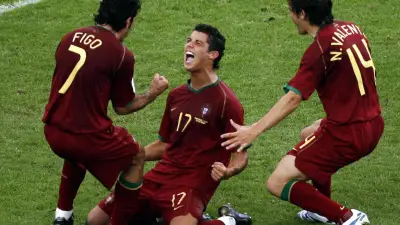 فيجو يكشف عن ذكريات مؤلمة مع برشلونة ويصحح معلومة حول رونالدو