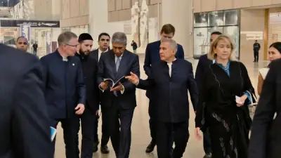 رئيس تتارستان يشيد بالعرض المتحفي في المتحف المصري الكبير خلال زيارته الرسمية