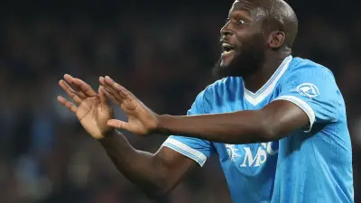 أزمة في نابولي: لوكاكو يتجاهل التحذيرات وتصاعد التوتر مع الإدارة