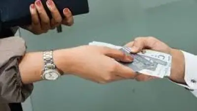 محامٍ يوضح: نفقة الزوجة حق قانوني ثابت على قدر دخل الزوج ولا يسقط بعملها