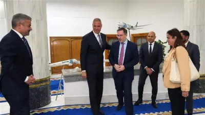 رئيس مصر للطيران يبحث مع السفير البريطاني تعزيز التعاون في تحديث الأسطول والحركة الجوية