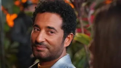 عودة عمرو سعد من أوروبا لحضور زفاف ابنة المنتج محمد السعدي في القاهرة