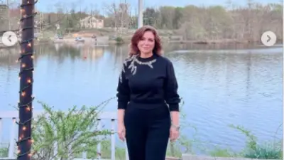 إلهام شاهين تخطف الأنظار بإطلالة سوداء أنيقة خلال رحلتها إلى أمريكا