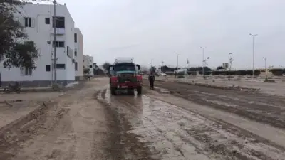 استمرار تطوير حارة الخدمة بطريق سفاجا - قنا لتعزيز السيولة المرورية