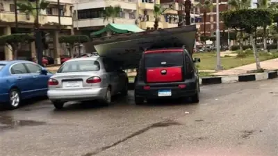 عاصفة ترابية تتسبب في سقوط لافتات إعلانية وتدمير سيارات في الجيزة