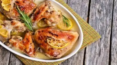 طريقة تحضير صينية الدجاج باللبن والثوم: وصفة كريمية شهية للعزائم