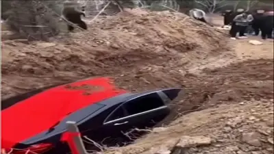 جنازة فريدة في العالم: رحيل في سيارة مرسيدس فارهة تحمل الجثمان