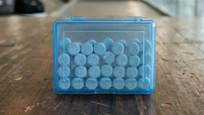 جمارك مطار شرم الشيخ الدولي تحبط محاولة تهريب أقراص مخدرة من راكب كولومبي