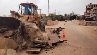 بدء أعمال كشط الأسفلت تمهيداً لرصف طريق نصر النوبة في إطار مبادرة حياة كريمة