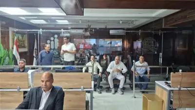 سكرتير عام قنا يتابع جهود السيطرة على حريق بعصارة قصب في نجع حمادي