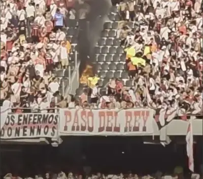 حريق يلتهم مدرجات كلاسيكو ريفر بليت ضد بوكا جونيورز في الدوري الأرجنتيني