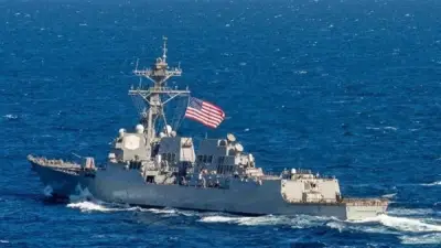 إيران ترد على احتجاز سفينتها عبر استهداف سفن أمريكية بطائرات مسيرة