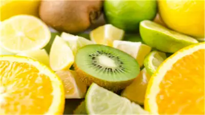 أسباب بهتان البشرة ودور فيتامين C في علاجها.. نصائح لحماية البشرة من التلف