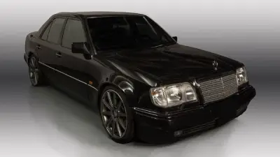 قصة أيقونية تعود: مرسيدس E500 بتوقيع بورشه تجمع بين الفخامة والأداء الرياضي