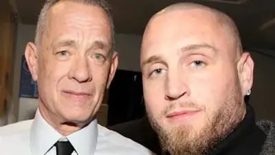 توم هانكس يغني ويرقص دعماً لابنه تشيت في مهرجان Stagecoach 2026