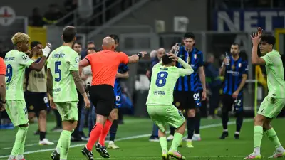 حكم دوري الأبطال يدافع عن قراراته: كنت لصالح برشلونة لكن الـVAR تدخل