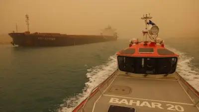 نجاح جهود الإنقاذ البحري بهيئة قناة السويس في تعويم سفينة الصب XIN TAIN YUAN بعد جنوحها